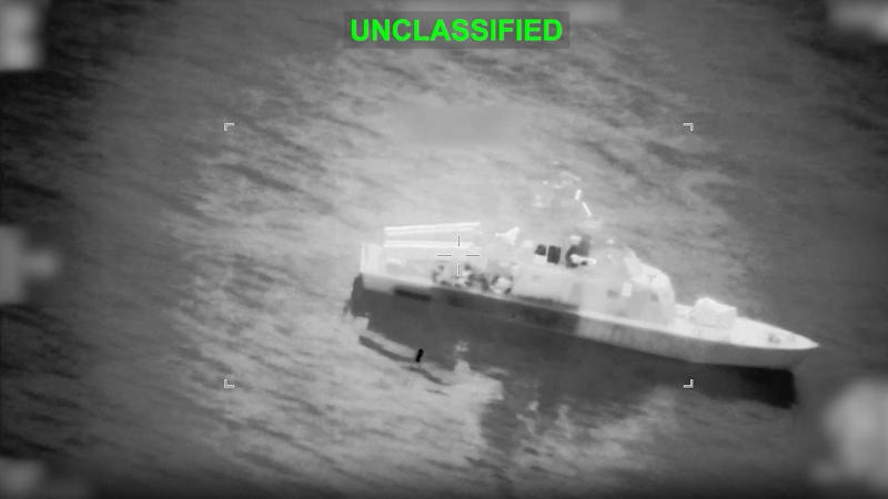 Rychlé zaměření a pak výbuch. Podívejte se, jak Američané likvidují íránské lodě a rakety