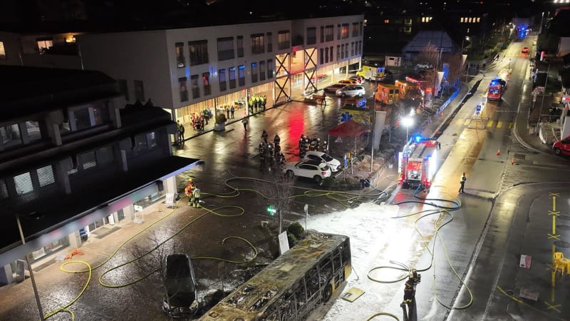 Děsivé záběry požáru autobusu ve Švýcarsku. Policie zveřejnila první detaily