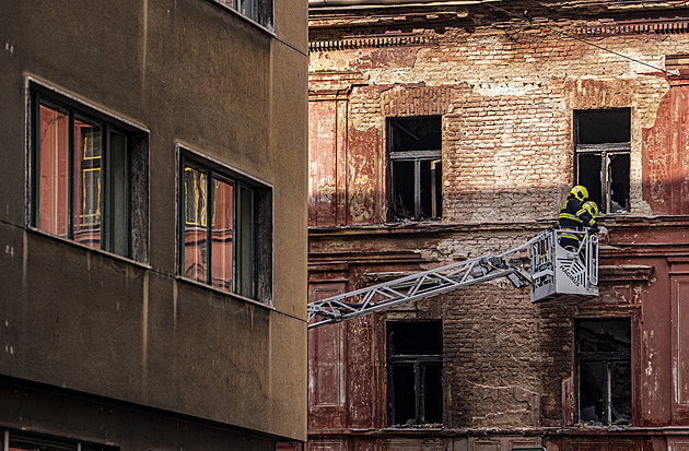 Vyšetřování požáru na Letné potrvá týdny, někteří evakuovaní se domů hned nevrátí