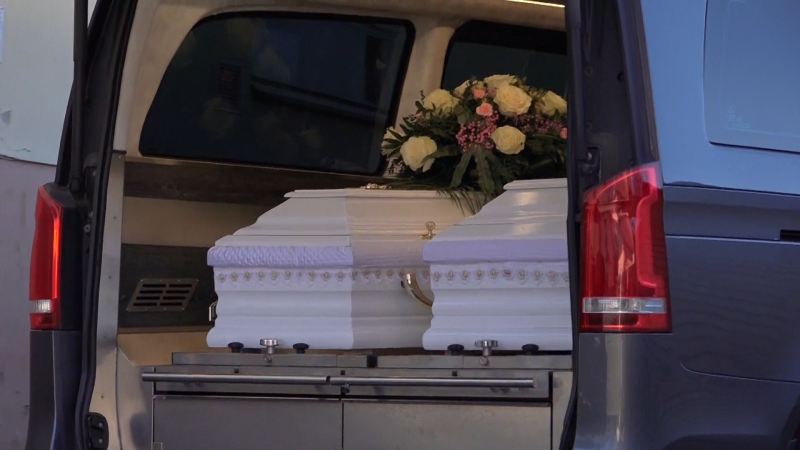 Bílé rakve a stovky lidí: Valašské Klobouky se loučily s Eliškou a Lukášem. Zemřeli na motorce