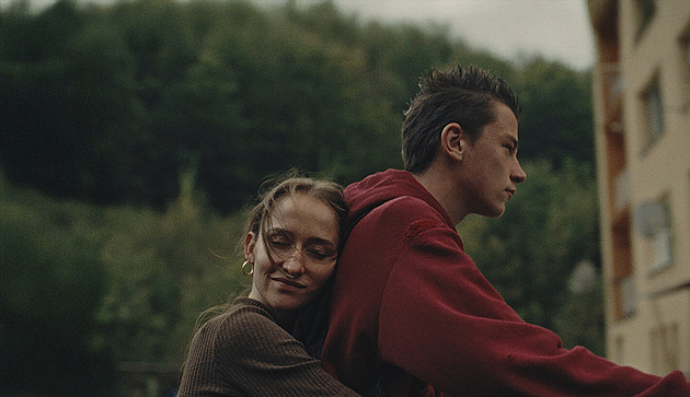 RECENZE: Konec iluzí. Nahoře je nebe, v dolině já a máma bůhvíkde