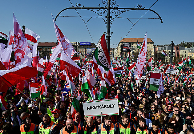 Orbán i jeho volební sok Magyar svolali své příznivce do ulic Budapešti