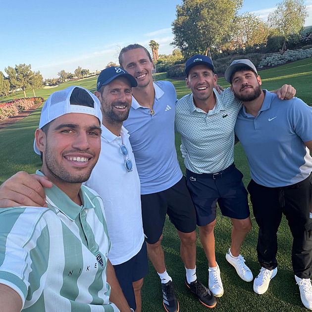 Alcaraz vyrazil na golf s Djokovičem a Zverevem. Přidal i nové tetování