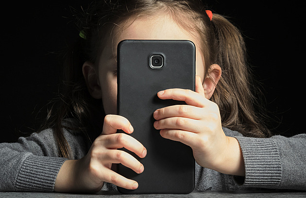 Polsko zakáže dětem mobily na základních školách, většina lidí to podporuje