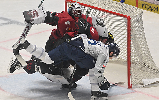 Sparta vyhrála první čtvrtfinále v Plzni, Pardubice si poradily s Kometou