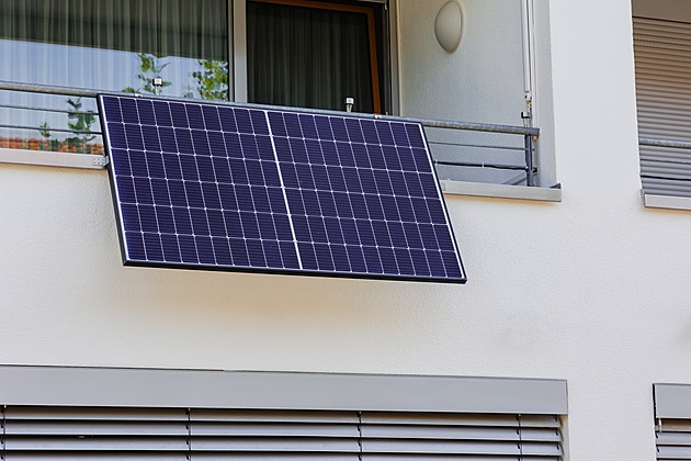 Británie reaguje na drahé energie. Amazon a Lidl nabídnou solární panely do zásuvky