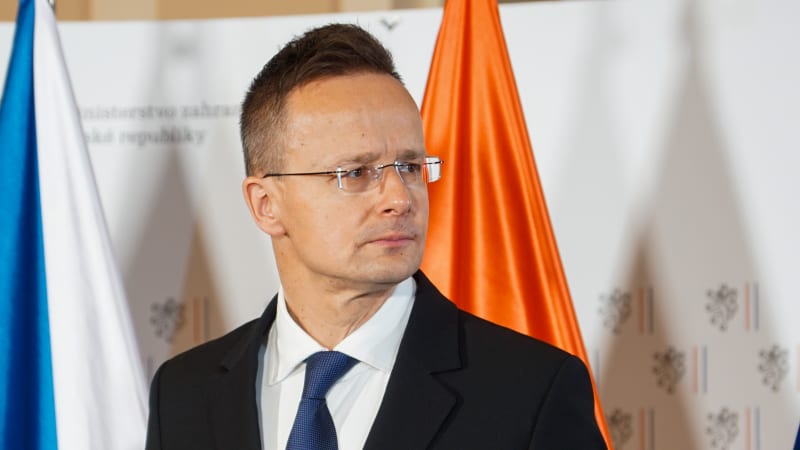 Opatrně, vrací maďarský ministr úder Hradu. Rýpl si do Pavlovy minulosti, mluvil o špiónovi