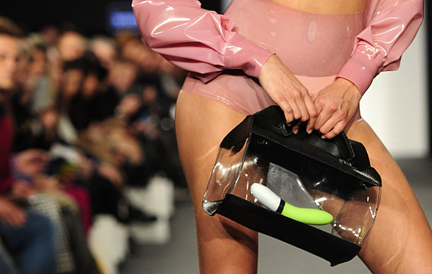 Vibrující prsteny i nositelné erotické hračky. Móda začíná být zase sexy