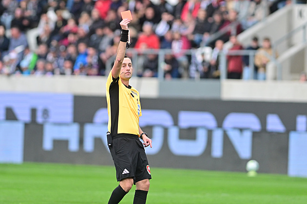 Červená pro Mbodjiho správně. Komise rozhodčích řešila i situace z Olomouce