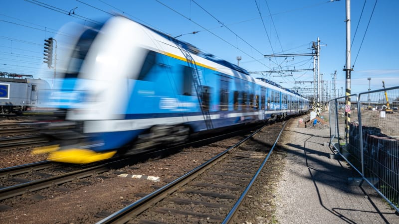 Rychlík na Klatovsku projel návěstidlo, evakuovat museli dvě stovky cestujících