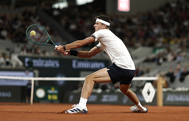 Roland Garros ONLINE: Menšík nevyužil šest mečbolů, třetí set rozhoduje tiebreak