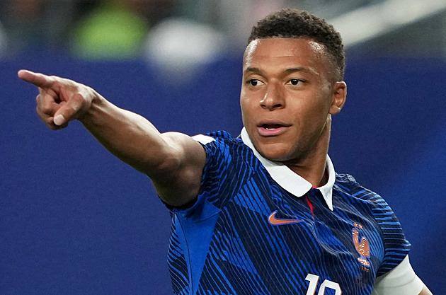 Francie - Irák 3:0, znovu řádil Mbappé, kvůli bouřce se dvě hodiny nehrálo