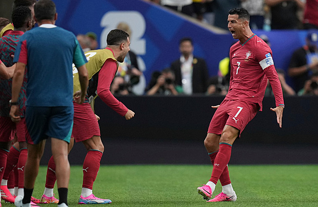 Jsem zpátky! křičel Ronaldo. Neskutečné, chválí ho po rekordním večeru legendy