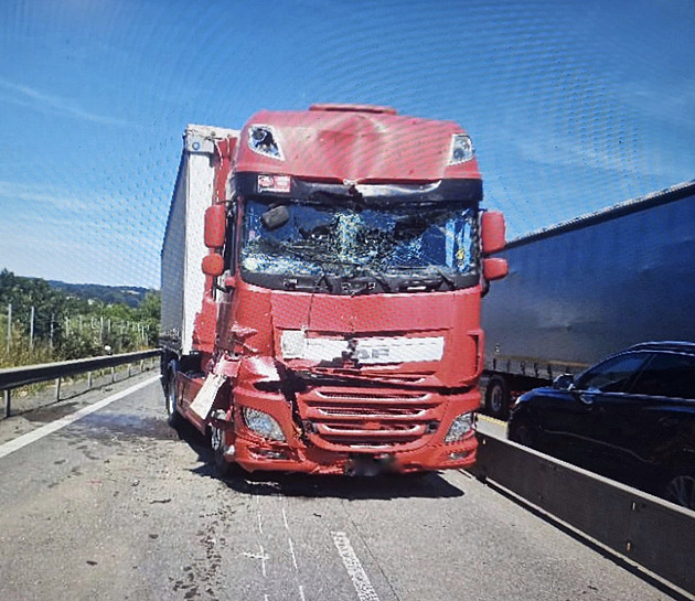 Nehoda dvou nákladních aut blokovala D1 u Prahy, kolony měly deset kilometrů