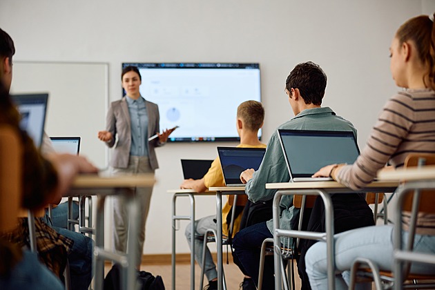 Trápí se a nevědí, kam se obrátit. České studenty drtí především tlak na výkon