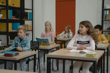 Škola může být zdrojem stresu i oporou. Mnoho dětí neví, kde vyhledat pomoc