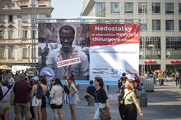 Provokativní až nevkusné, ne trestné. Soud zprostil SPD obžaloby za chirurgy z dovozu