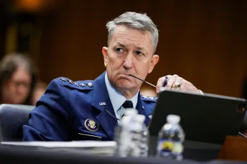 Armáda USA neplánuje nasadit vojáky při volbách do Kongresu, sdělil Caine