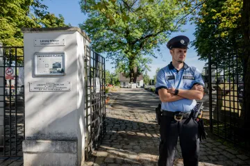 Experti exhumují ostatky Jana Masaryka, má to pomoci objasnit okolnosti jeho smrti