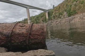 Nízká hladina orlické přehrady odhaluje neobvyklé nálezy