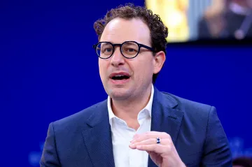 Šéf Anthropicu vyzval firmy, aby zpomalily vývoj AI. Apel podpořil i Musk