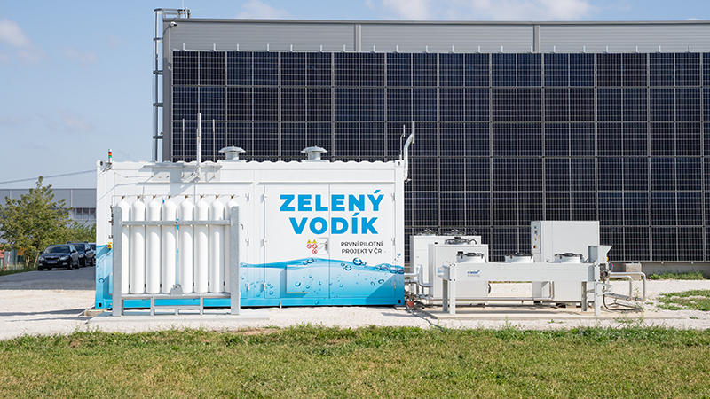 Vodík místo benzínu? V Napajedlech vzniká nová éra čisté dopravy. Natankujete za pět minut a jedete