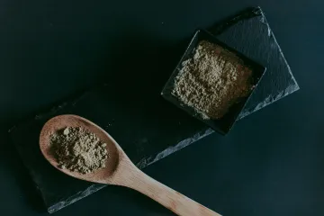 Vláda schválila přísnější pravidla prodeje kratomu