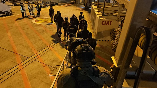 Po kauci pobodal muže a uprchl, za pokus o vraždu a drogy dostal cizinec 18 let