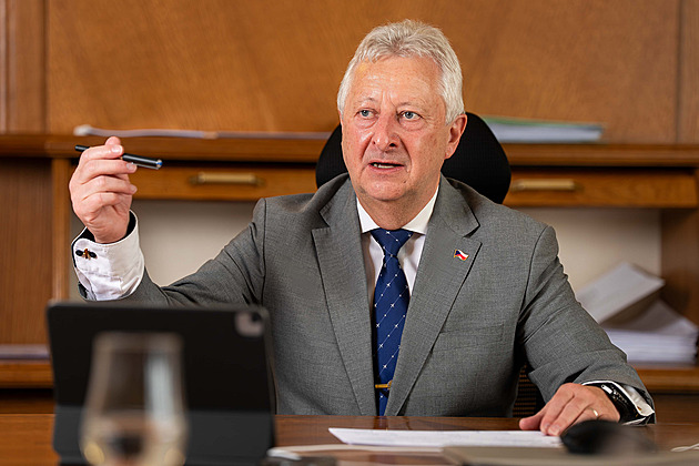 Kolik rozdali ministři na odměnách? Nejvíc vyplatil Zůna, jinak nová vláda šetří