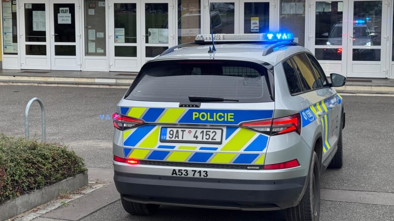 Vyhrožoval usmrcením celé třídy prvňáků či výbuchem v Praze. Policie obvinila podezřelého