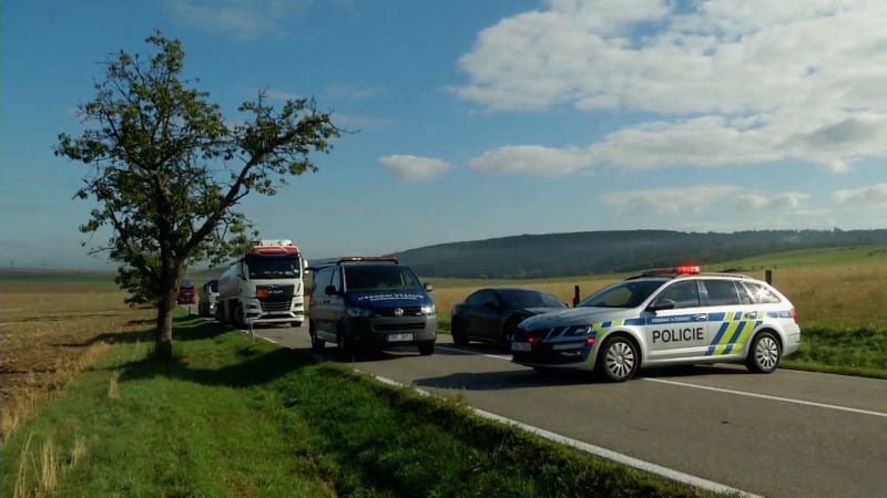 Mrtvá žena ležela na silnici u Vyškova: Policie šetří, proč vypadla z auta. Už zadržela řidiče