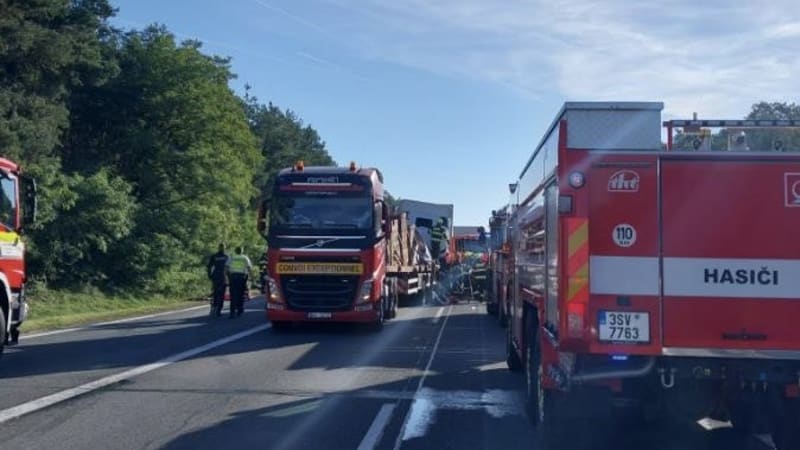 Vážná nehoda náklaďáků na D11: Na místě zasahoval vrtulník, řidič zaklíněný ve vraku zemřel