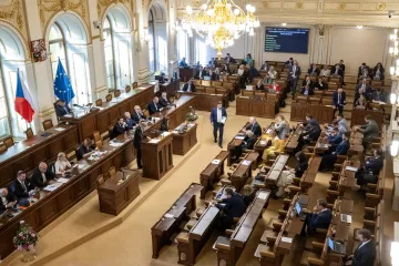 Sněmovna přerušila debatu k hlasování o nedůvěře vládě