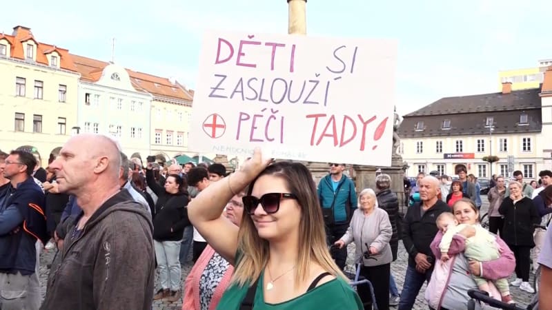 Konec dětského oddělení v rumburské nemocnici? Stovky naštvaných lidí vyšly do ulic