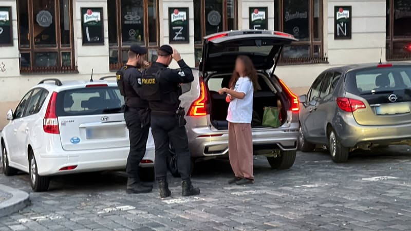 Kuriózní nehoda v Praze: Řidička nabourala několik aut, policie ji našla ve večerce
