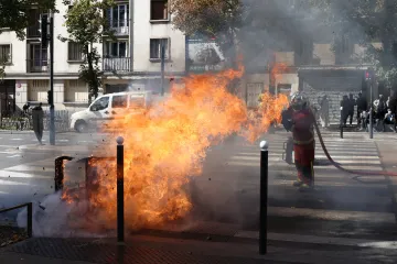 Francouzské úřady vyšetřují útok na policistu při protestech