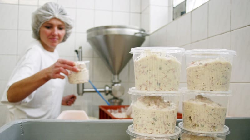Pozor na vlašský salát z Česka, našli v něm zákeřnou bakterii. Nejezte ho, varuje inspekce