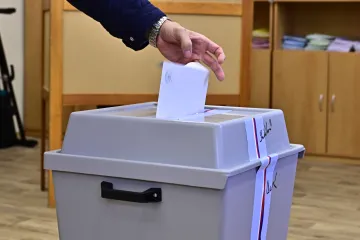 Začaly volby do zastupitelstev obcí a Senátu. Hlasoval i prezident Pavel