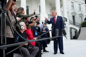 USA vyšetřují televizní stanice kvůli bojkotu zpravodajství z Bílého domu