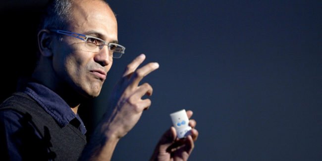 Satya Nadella zdvihá varovný prst ohledně AI, máme ji považovat za „kompromitovanou“