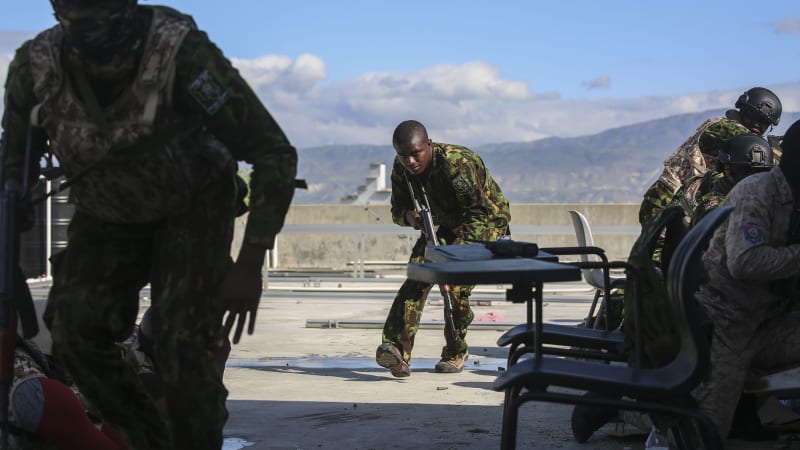 Peklo na Haiti měla vyřešit soukromá armáda. Úspěšná není, okolo financování jsou otazníky