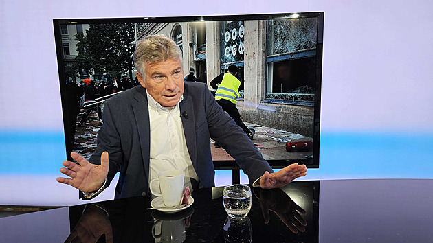 Eichler: Macron je mimo realitu. Před demonstranty by měl utéct z Paříže
