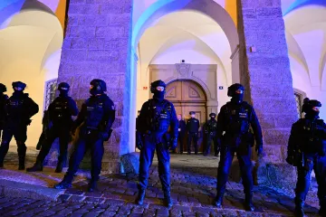Lidé protestovali u sněmovny proti záměru zrušit mediální poplatky