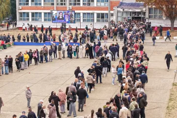 V Srbsku skončily předčasné parlamentní volby provázené vysokou účastí