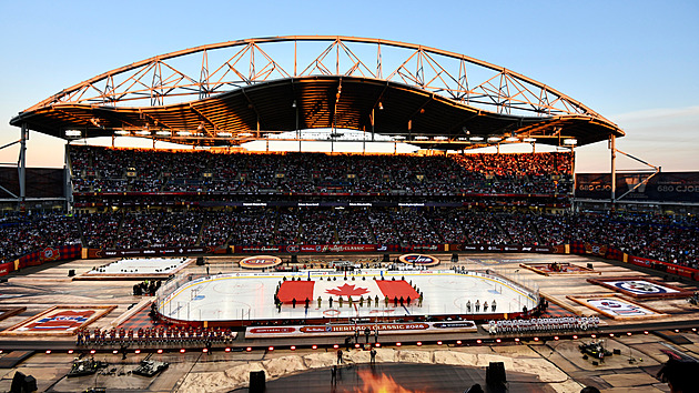 Ohně, kostýmy i vychytávky proti mrazu. NHL hostila další zápas pod širým nebem