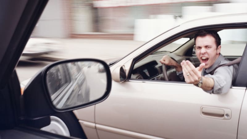 Napadení řidičky na D6 několik aut ignorovalo. Pomoci lze i bez osobního zásahu, radí expert
