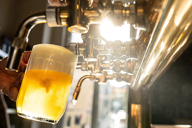 RECENZE: Kde je příběh a pivo, tam je živo. Pojďte na jedno – s Jaroslavem Rudišem